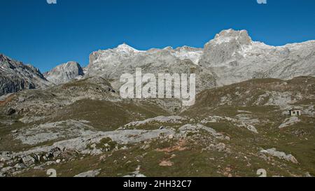 Panoramablick auf die Picos de Europa vom Wanderweg Puertos de Aliva in Kantabrien, Spanien, Europa Stockfoto