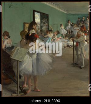 The Dance Class 1874 Edgar Degas Französisch Dieses Werk und seine Variante im Musée d'Orsay, Paris, stellen die ehrgeizigsten Gemälde dar, die Degas dem Thema des Tanzes gewidmet hat. Etwa vierundzwanzig Frauen, Ballerinas und ihre Mütter warten, während eine Tänzerin eine „Haltung“ für ihre Untersuchung ausführt. Jules Perrot, ein berühmter Ballettmeister, leitet die Klasse. Die imaginäre Szene wird in einem Proberaum in der alten Pariser Opéra inszeniert, die vor kurzem zu Boden gebrannt war. An der Wand neben dem Spiegel erinnert ein Plakat für Rossinis Guillaume Tell an den Sänger Jean-Baptiste Faure, der das in Auftrag gegeben hat Stockfoto