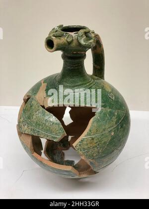 Ewer 9th–10th Jahrhundert. Ewer. 9th–10th Jahrhundert. Steingut; mit einfarbiger Glasur überzogen. Ausgegraben in Iran, Nishapur. Dem Iran zugeschrieben, Nishapur. Keramik Stockfoto