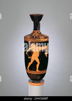 Terrakotta-Lekithos (Ölflasche) ca. 460–450 v. Chr. dem Maler der Oionokles zugeschrieben Jugend schreitet mit gezogenem SchwertDieser mutige Junge hat seinen Mantel vollständig um seinen ausgestreckten linken Arm gewickelt, während er sich vorwärts bewegt, bereit, mit seinem Schwert in die Pose zu stoßen, die durch die Statue des Aristogeiton berühmt wurde, Einer der Slayer des Tyrannen Hipparchos.. Terrakotta-Lekithos (Ölflasche). Griechisch, Dachboden. Ca. 460–450 V. CHR. Terrakotta; rote Figur. Klassisch. Vasen Stockfoto