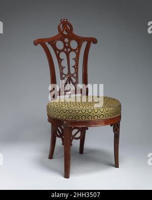 Durchbrochener Seitenstuhl (einer von einem Paar) ca. 1785-90 Georges Jacob Obwohl französische Stile die Künste anderer europäischer Länder beeinflussten, zeigen diese ungewöhnlichen Stühle, dass auch ausländische Mode in Frankreich Einfluss hatte. Die durchbrochene Rückenstreu und die Klammern zwischen den Beinen zeigen deutlich das Interesse an dem anglo-chinesischen Stil, den der britische Architekt William Chambers im dritten Viertel des 18. Jahrhunderts propagiert hat. Der duc de Penthièvre, dem Georges Jacob diese Sitzmöbel lieferte, muss eine Vorliebe für diesen Stil gehabt haben: 1785 erwarb er das château de Chanteloup, wo der duc stand Stockfoto