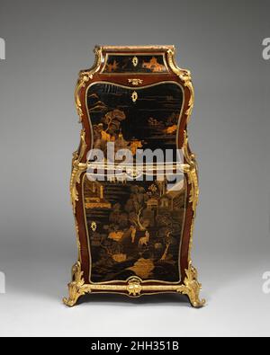 Drop-Front Secretaire (secrétaire à abattant) ca. 1760 Jean-François Dubut nach dem Öffnen der Fallfront dieses Sekretärs, teilweise mit chinesischem Lack verziert, wird eine Reihe von Schubladen mit geometrischer Intarsien enthüllt. Die Gesamtgröße deutet darauf hin, dass dieses Stück für den Einsatz in einem der intimeren und privaten Räume gedacht war, in denen der Besitzer ungestört schreiben konnte. Das Modell dieses Sekretärs blieb sehr beliebt und wurde im 19. Und 20. Jahrhundert mehrmals wiederholt. Die meisten Halterungen dieses Stücks wurden ersetzt. Sekretaire mit Fallfront (secrétaire à abattan Stockfoto