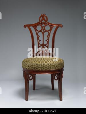 Durchbrochener Seitenstuhl (einer von einem Paar) ca. 1785-90 Georges Jacob Obwohl französische Stile die Künste anderer europäischer Länder beeinflussten, zeigen diese ungewöhnlichen Stühle, dass auch ausländische Mode in Frankreich Einfluss hatte. Die durchbrochene Rückenstreu und die Klammern zwischen den Beinen zeigen deutlich das Interesse an dem anglo-chinesischen Stil, den der britische Architekt William Chambers im dritten Viertel des 18. Jahrhunderts propagiert hat. Der duc de Penthièvre, dem Georges Jacob diese Sitzmöbel lieferte, muss eine Vorliebe für diesen Stil gehabt haben: 1785 erwarb er das château de Chanteloup, wo der duc stand Stockfoto