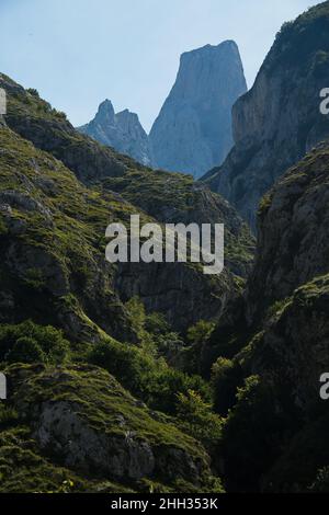 Ansicht von Naranjo de Bulnes in Picos de Europa von Bulnes in Asturien, Spanien, Europa Stockfoto