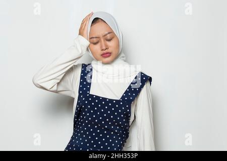 Porträt einer gestressten kranken muslimischen Frau mit Kopfschmerzen Stockfoto