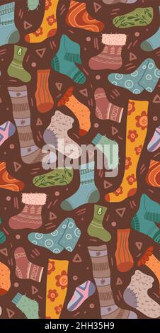 Nahtloses Muster mit verschiedenen gemütlichen Stricksocken und Strümpfen auf dunklem Hintergrund. Vektor-Textur mit Cartoon-Kleidung und Doodle Dekorationen im Krieg Stock Vektor