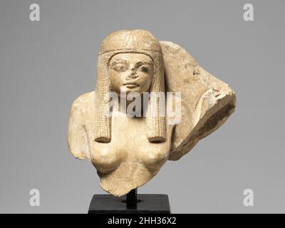 Oberer Teil einer Frau aus einem Paar Statue ca. 1295–1070 V. CHR. (?) Late New Kingdom die Frau hier war einst Teil einer kleinen Paarstatue, die Schulter einer anderen Person, wahrscheinlich ihres Ehegatten, ist nur links von ihr zu sehen. Ihre starken Gesichtszüge, ihr rundes Gesicht und insbesondere ihre Perücke, ihr Diadem und ihr Lotus-Stil lassen auf ihr Ramesside-Date schließen. Ein Großteil des oberen Teils einer abgerundeten rechteckigen hinteren Säule, die mit einer klassischen Hetep di nesu-Formel beschriftet ist, überlebt. In der Inschrift sind Re-Horakhty und Hathor die Götter, die verehrt werden, aber der Bruch in der Säule ist gleich nach den Worten 'für das Ka von' s Stockfoto