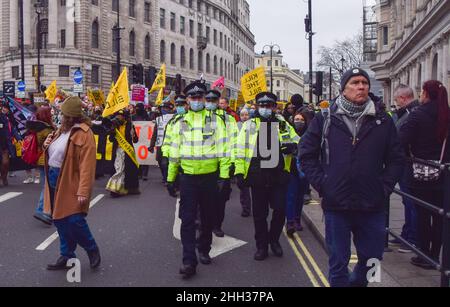 London, Großbritannien 15th. Januar 2022. Polizisten und töten die Demonstranten des Gesetzentwurfs auf dem Trafalgar Square. Tausende von Menschen marschierten durch das Zentrum Londons, um gegen das Gesetz über Polizei, Verbrechen, Verurteilung und Gerichte zu protestieren, was viele Arten von Protest illegal machen wird. Stockfoto