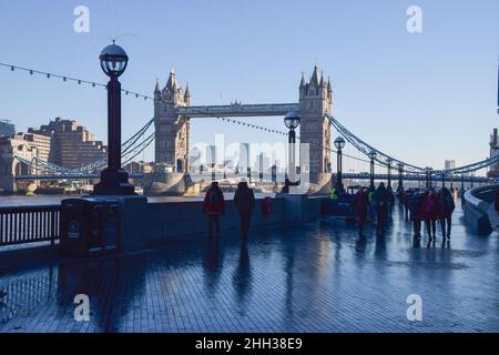 London, Großbritannien 13th. Januar 2022. An klaren Tagen laufen die Menschen entlang der Queen's Walk Promenade neben der Tower Bridge. Stockfoto