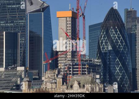 London, Großbritannien 13th. Januar 2022. Rund um den Gherkin in der City of London werden weiterhin neue Türme gebaut. Stockfoto