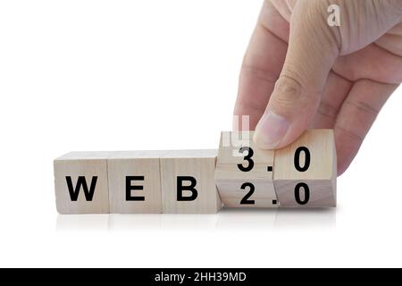 Business Hand Flip Holz Würfel ändern Sie das Wort WEB 2,0 zu WEB 3,0 auf weißem Hintergrund. Business, Technologie und WEB 3,0 Konzept. Stockfoto