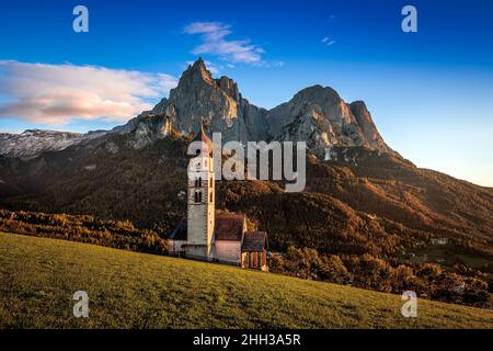 Seis am Schlern, Italien - die berühmte St. Valentin Kirche und der Schlernberg bei Sonnenuntergang. Idyllische Berglandschaft in den italienischen Dolomiten mit b Stockfoto