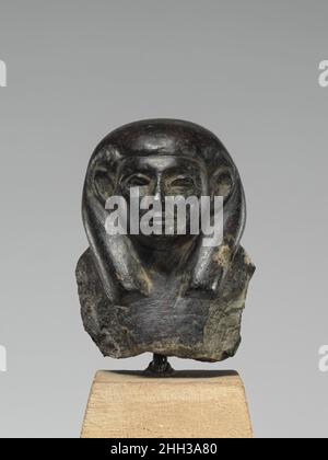 Kopf und Brust einer Shabti-Figur ca. 1850–1650 v. Chr. Mittleres Königreich Dieses in Stein gemeißelte Shabti stammt aus dem Mittleren Reich, gegen Ende der Periode, in der solche Objekte zum ersten Mal erscheinen. Diese Figuren, die am häufigsten in Gräbern als Teil der Bestattungsausrüstung gefunden wurden, sollten als Ersatz für die Verstorbenen dienen. In der Regel als eingewickelte Mumie dargestellt, kann Shabtis nicht eingeschrieben werden, oder kann mit dem Namen und den Titeln des Besitzers geschnitzt oder bemalt werden, in einigen Fällen mit einem Gebet um Opfergaben. Spätere Beispiele können einen Zauber (normalerweise aus Kapitel 6 des Buches der Toten) enthalten, der diesen Th verspricht Stockfoto