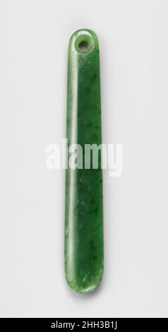 Ohrschmuck oder -Anhänger (Kuru) 18th–Anfang 19th Jahrhundert Maori-Menschen Dieses kleine, längliche ovale Grünsteinornament wurde von prominenten Maori-Männern und -Frauen verschiedentlich an einer Kordellänge vom durchbohrten Ohrläppchen oder um den Hals als Anhänger getragen. Der Grünstein (pounamu) war hoch geschätzt und der Besitz solcher Ornamente markierte den Träger als eine Person von Reichtum und Status. Das Ornament ist dünn und flach im Querschnitt und aus lichtdurchlässigem hellgrünem Stein, durch Schleifen mit natürlichen Schleifmitteln auf eine matte Oberfläche poliert. Am oberen Ende befindet sich eine Aussetzungsbohrung, die von erstellt wurde Stockfoto