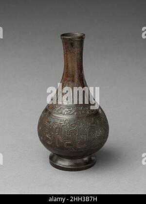 Blumenvase China Ende des 12th.–13th. Jahrhunderts Diese süße Vase hat eine typische Keramikform, die mit archaischen Bronzemotiven verziert ist. Seine Form ist in einer Weise, die an hochwertige Seladongefäße aus der südlichen Song-Dynastie erinnert. Das breite Band aus stilisierten Drachenklappungen, die den Bauch des Schiffes umschließen, stammt aus dem 5th.–4th. Jahrhundert. B.C. Bronzemodelle, aber seine Behandlung ist viel mutiger. Solche Dekorationen finden sich auch auf einem ausgegrabenen Stück, das hilft, dieses Schiff sicher auf das 12th oder 13th Jahrhundert zu datieren. Die gelungene Kombination aus Keramikform und Bronzedekor demonstriert das kreative Stockfoto