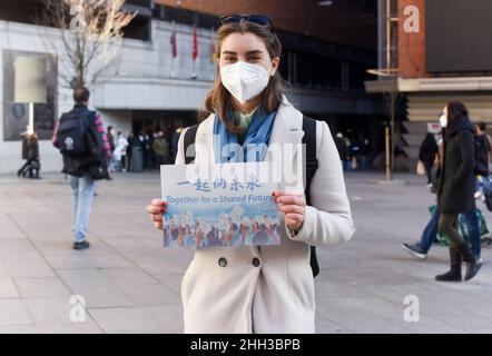 Peking, Spanien. 18th Januar 2022. Alina posiert mit einem Stück Papier, das am 18. Januar 2022 in Madrid, Spanien, mit dem offiziellen Motto für Peking 2022 "Together for a Shared Future" bedruckt wird. Weniger als zwei Wochen vor dem Beginn der Olympischen Winterspiele 2022 in Peking bringen Menschen auf der ganzen Welt ihre Freude über die sportliche Extravaganz zum Ausdruck. Quelle: Meng Dingbo/Xinhua/Alamy Live News Stockfoto