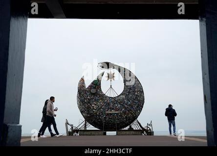 Die Menschen gehen an einer Skulptur „Pompey gegen Plastikmüll“ am Strand von Southsea in Hampshire vorbei. Bilddatum: Sonntag, 23. Januar 2022. Stockfoto