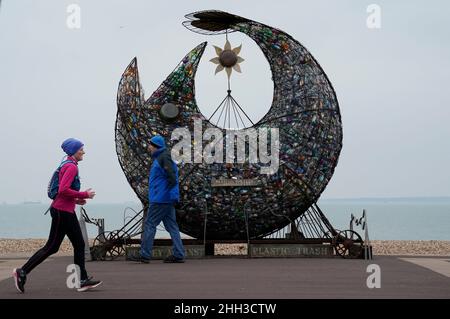 Die Menschen gehen an einer Skulptur „Pompey gegen Plastikmüll“ am Strand von Southsea in Hampshire vorbei. Bilddatum: Sonntag, 23. Januar 2022. Stockfoto