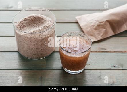 Ein Glas wasserlöslichen Psylliumschalen Ballaststoffergänzung, gesunde Ernährung morgendliche Routine Stockfoto