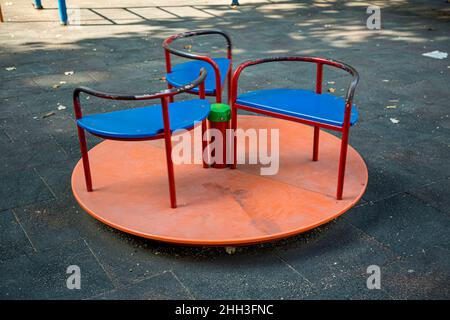 Kinderkarussell auf dem Spielplatz, im Park. Stockfoto