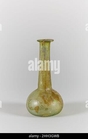 Parfümflasche aus Glas 2nd–3rd Jahrhundert n. Chr. römisch lichtdurchlässig hellblaugrün.Everted Rand, über und in gefaltet, auf der Oberseite abgeflacht; zylindrischer Hals, leicht nach unten ausdehnend; glockenförmiger Körper; flacher, aber leicht unebener Boden.gebrochen und repariert an der Seite des Körpers, mit noch zwei Löchern; viele Blasen und Blasstreifen; Tiefes Lochfraß, stumpfes, brillantes Schillern und Flecken cremig-brauner Verwitterung. Parfümflasche aus Glas. Roman. 2nd–3rd Jahrhundert n. Chr. Glas; geblasen. Mittelbritisch. Glas Stockfoto