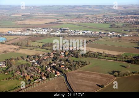 Luftaufnahme von Allerthorpe Village mit Pocklington Airfield und Industrial Estate im Hintergrund, East Yorkshire Stockfoto