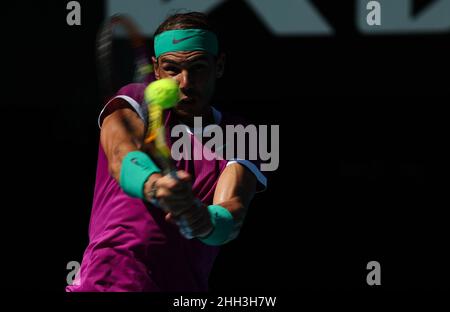 Melbourne, Australien. 23rd Januar 2022. Rafael Nadal aus Spanien tritt am 23. Januar 2022 beim Australian Open 2022 in Melbourne, Australien, beim 4th-Runden-Match der Männer gegen den Franzosen Adrian Mannarino an. Quelle: Bai Xuefei/Xinhua/Alamy Live News Stockfoto