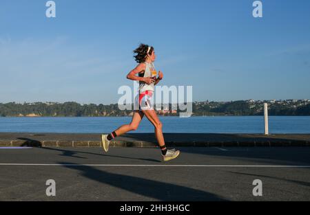 Auckland, Neuseeland. 23rd Januar 2022. Ein Läufer nimmt am Auckland Marathon 30th auf der Harbour Bridge in Auckland, Neuseeland, am 23. Januar 2022 Teil. Der größte Marathon Neuseelands, der von seinem ursprünglichen Termin im Oktober 2021 verschoben wurde, erlebte über 8.000 Teilnehmer. Kredit: Zhao Gang/Xinhua/Alamy Live Nachrichten Stockfoto