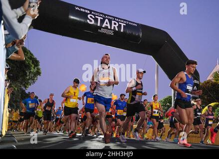 Auckland, Neuseeland. 23rd Januar 2022. Läufer nehmen am Auckland Marathon 30th auf der Harbour Bridge in Auckland, Neuseeland, am 23. Januar 2022 Teil. Der größte Marathon Neuseelands, der von seinem ursprünglichen Termin im Oktober 2021 verschoben wurde, erlebte über 8.000 Teilnehmer. Kredit: Zhao Gang/Xinhua/Alamy Live Nachrichten Stockfoto