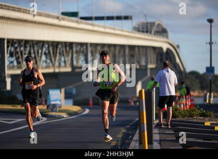 Auckland, Neuseeland. 23rd Januar 2022. Läufer nehmen am Auckland Marathon 30th auf der Harbour Bridge in Auckland, Neuseeland, am 23. Januar 2022 Teil. Der größte Marathon Neuseelands, der von seinem ursprünglichen Termin im Oktober 2021 verschoben wurde, erlebte über 8.000 Teilnehmer. Kredit: Zhao Gang/Xinhua/Alamy Live Nachrichten Stockfoto