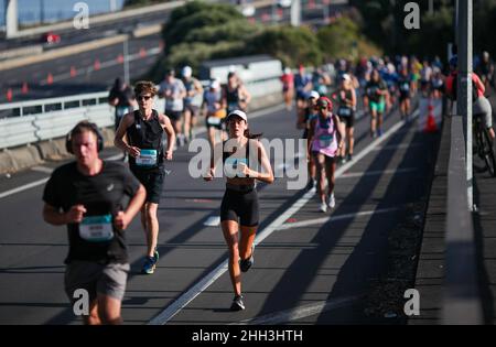 Auckland, Neuseeland. 23rd Januar 2022. Läufer nehmen am Auckland Marathon 30th auf der Harbour Bridge in Auckland, Neuseeland, am 23. Januar 2022 Teil. Der größte Marathon Neuseelands, der von seinem ursprünglichen Termin im Oktober 2021 verschoben wurde, erlebte über 8.000 Teilnehmer. Kredit: Zhao Gang/Xinhua/Alamy Live Nachrichten Stockfoto