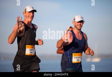 Auckland, Neuseeland. 23rd Januar 2022. Läufer nehmen am Auckland Marathon 30th auf der Harbour Bridge in Auckland, Neuseeland, am 23. Januar 2022 Teil. Der größte Marathon Neuseelands, der von seinem ursprünglichen Termin im Oktober 2021 verschoben wurde, erlebte über 8.000 Teilnehmer. Kredit: Zhao Gang/Xinhua/Alamy Live Nachrichten Stockfoto