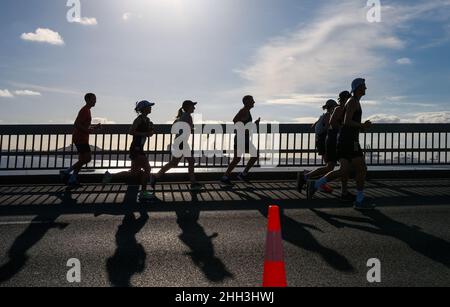 Auckland, Neuseeland. 23rd Januar 2022. Läufer nehmen am Auckland Marathon 30th auf der Harbour Bridge in Auckland, Neuseeland, am 23. Januar 2022 Teil. Der größte Marathon Neuseelands, der von seinem ursprünglichen Termin im Oktober 2021 verschoben wurde, erlebte über 8.000 Teilnehmer. Kredit: Zhao Gang/Xinhua/Alamy Live Nachrichten Stockfoto