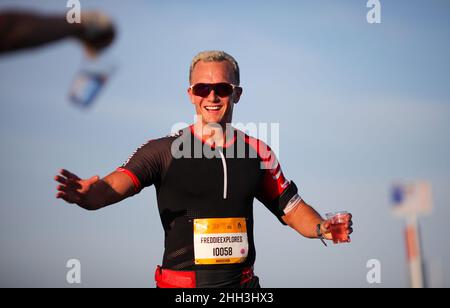 Auckland, Neuseeland. 23rd Januar 2022. Ein Läufer nimmt am Auckland Marathon 30th auf der Harbour Bridge in Auckland, Neuseeland, am 23. Januar 2022 Teil. Der größte Marathon Neuseelands, der von seinem ursprünglichen Termin im Oktober 2021 verschoben wurde, erlebte über 8.000 Teilnehmer. Kredit: Zhao Gang/Xinhua/Alamy Live Nachrichten Stockfoto