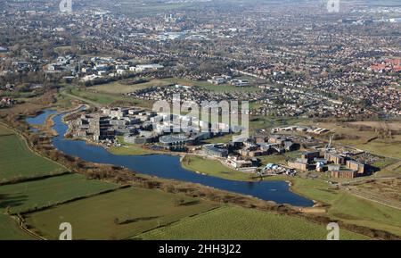 Luftaufnahme der University of York, Campus East mit dem Hauptcampus in Heslington im Hintergrund links und dem Stadtzentrum von York dahinter Stockfoto