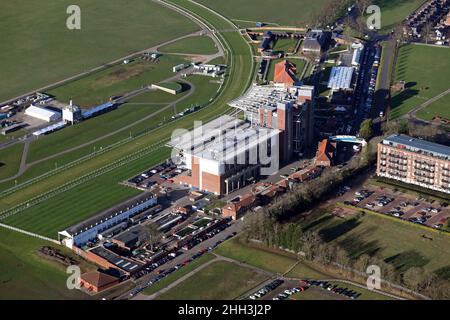 Luftaufnahme der Zuschauertribünen und Konferenzeinrichtungen auf der York Racecourse Stockfoto