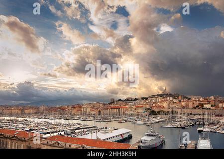 Luftpanorama auf die Basilika Notre Dame de la Garde und den alten Hafen in Marseille, Frankreich Stockfoto