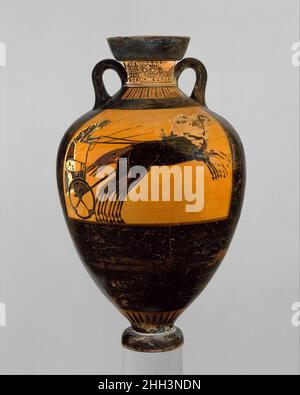 Terracotta Panathenaic Preis Amphora ca. 525–500 v. Chr. dem Kleophraden-Maler Obverse, AthenaReverse, Chariot RaceNeben stilistischen Kriterien deutet das Gerät eines fliegenden Pferdes auf Athens Schild auf eine Zuordnung zum Kleophraden-Maler hin. Das Motiv erscheint hier besonders angebracht, weil der Künstler die Geschwindigkeit des Wagens durch die Position der Pferde vermittelt, die über den Boden zu fliegen scheinen. Terracotta Panathenaic Preisamphora. Griechisch, Dachboden. Ca. 525–500 V. CHR. Terrakotta; schwarze Figur. Archaisch. Vasen Stockfoto