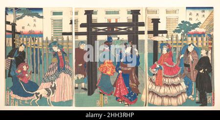 Ausländische Geschäftsgründung in Yokohama 1861 Utagawa (Gountei) Sadahide Japanisch Eine Gruppe von Ausländern und Japanern versammeln sich am Tor eines ausländischen Geschäfts. Die japanischen Frauen tragen aufwendige Kimonos mit dekorativem obi, während die ausländischen Frauen fantastisch verzierte Kleider haben. Dies ist eine phantasievolle Umgebung mit einer unwahrscheinlichen Gegenüberstellung von Figuren, da man nie erwarten würde, solch elegant gekleidete Menschen gemütlich zwischen ausländischen Handelshäusern flanieren zu sehen. Ausländische Geschäftseinrichtung in Yokohama. Utagawa (Gountei) Sadahide (Japanisch, 1807–1878/79). Japan. 1861. Triptychon aus Holzblock Stockfoto