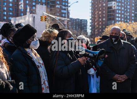 Das National Action Network veranstaltete am 22. Januar 2022 eine Gebetsvigil an der Ecke 135th Street und Lenox Avenue, Harlem, für den Polizisten, der tödlich geschossen und getötet wurde, und für seinen Partner, der sich im Krankenhaus in New York, USA, in kritischem Zustand befindet. Lokale Gemeinschafts- und Glaubensführer nahmen an der Mahnwache Teil und beteten für alle New Yorker Polizisten. (Foto von Steve Sanchez/SipaUSA). Stockfoto