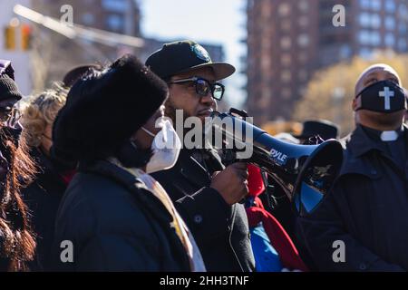 Das National Action Network veranstaltete am 22. Januar 2022 eine Gebetsvigil an der Ecke 135th Street und Lenox Avenue, Harlem, für den Polizisten, der tödlich geschossen und getötet wurde, und für seinen Partner, der sich im Krankenhaus in New York, USA, in kritischem Zustand befindet. Lokale Gemeinschafts- und Glaubensführer nahmen an der Mahnwache Teil und beteten für alle New Yorker Polizisten. (Foto von Steve Sanchez/SipaUSA). Stockfoto