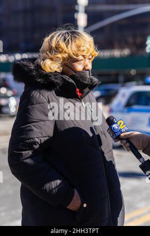 Qwen Carr, die Mutter von Eric Garner, trat der Gebetswache des National Action Network an der Ecke 135th Street und Lenox Avenue, Harlem, bei, um dem Polizisten, der tödlich beschossen und getötet wurde, und seinem Partner, der sich im Krankenhaus in einem kritischen Zustand befindet, Respekt zu zollen. In New York, USA, am 22. Januar 2022. Lokale Gemeinschafts- und Glaubensführer nahmen an der Mahnwache Teil und beteten für alle New Yorker Polizisten. (Foto von Steve Sanchez/SipaUSA). Stockfoto