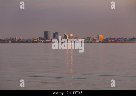 Wunderschöne malerische Aussicht auf die Altstadt von Tallinn vom Meer bei Sonnenuntergang. Panoramablick, Skyline von Tallinn Stockfoto