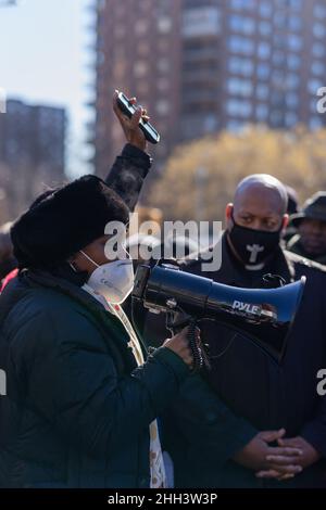 New York City, USA. 22nd Januar 2022. Das National Action Network veranstaltete am 22. Januar 2022 eine Gebetsvigil an der Ecke 135th Street und Lenox Avenue, Harlem, für den Polizisten, der tödlich geschossen und getötet wurde, und für seinen Partner, der sich im Krankenhaus in New York, USA, in kritischem Zustand befindet. Lokale Gemeinschafts- und Glaubensführer nahmen an der Mahnwache Teil und beteten für alle New Yorker Polizisten. (Foto von Steve Sanchez/SipaUSA). Quelle: SIPA USA/Alamy Live News Stockfoto