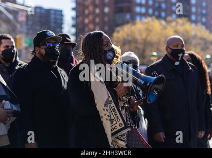 Das National Action Network veranstaltete am 22. Januar 2022 eine Gebetsvigil an der Ecke 135th Street und Lenox Avenue, Harlem, für den Polizisten, der tödlich geschossen und getötet wurde, und für seinen Partner, der sich im Krankenhaus in New York, USA, in kritischem Zustand befindet. Lokale Gemeinschafts- und Glaubensführer nahmen an der Mahnwache Teil und beteten für alle New Yorker Polizisten. (Foto von Steve Sanchez/SipaUSA). Stockfoto