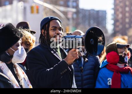 Das National Action Network veranstaltete am 22. Januar 2022 eine Gebetsvigil an der Ecke 135th Street und Lenox Avenue, Harlem, für den Polizisten, der tödlich geschossen und getötet wurde, und für seinen Partner, der sich im Krankenhaus in New York, USA, in kritischem Zustand befindet. Lokale Gemeinschafts- und Glaubensführer nahmen an der Mahnwache Teil und beteten für alle New Yorker Polizisten. (Foto von Steve Sanchez/SipaUSA). Stockfoto