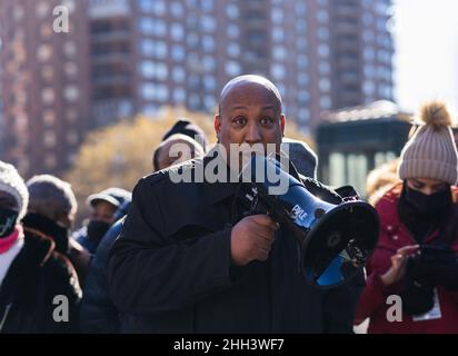 Das National Action Network veranstaltete am 22. Januar 2022 eine Gebetsvigil an der Ecke 135th Street und Lenox Avenue, Harlem, für den Polizisten, der tödlich geschossen und getötet wurde, und für seinen Partner, der sich im Krankenhaus in New York, USA, in kritischem Zustand befindet. Lokale Gemeinschafts- und Glaubensführer nahmen an der Mahnwache Teil und beteten für alle New Yorker Polizisten. (Foto von Steve Sanchez/SipaUSA). Stockfoto