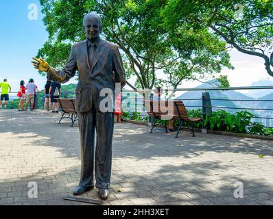 Metallskulptur oder Statue zu Ehren von Cristovao Leite de Castro. Die Stadtkunst befindet sich im öffentlichen Park rund um die Zuckerhut-Seilbahn. Der Stockfoto