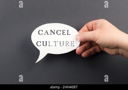 Die Worte Cancel Culture stehen auf einer Sprechblase, Zensur der Meinung, auf der schwarzen Liste, Online-Shaming Stockfoto