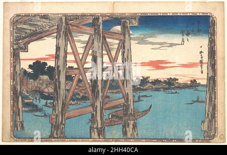 Dämmerungsmond an der Ryōgoku-Brücke Utagawa Hiroshige Japanisch die hier abgebildete Ryōgoku-Brücke war eines der wichtigsten Wahrzeichen der Stadtlandschaft von Edo. Diese Brücke überspannt den breitesten Fluss Edo, den Sumida, und war eine der größten und schönsten Brücken der Hauptstadt. Hiroshige konzentriert sich auf die dynamischen Formen des Strebensystems, das die Brücke unterstützt, ein Symbol für den modernen technologischen Fortschritt von Edo.auch symptomatisch für die Moderne von Edo war die Entwicklung des Freizeitbootes für die Mittelschicht. Während die Passagiere den Sumida-Fluss von überdachten Gondeln (Yakatabune) aus genossen, wie diese sehen Stockfoto